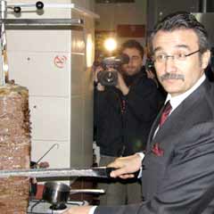 Tüzmen kebapçıda döner kesti