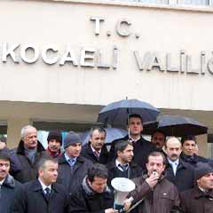 Öğretmenler valilik önünde eylemde
