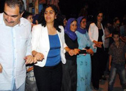 BDP'li Vekillerden PKK Halayı!