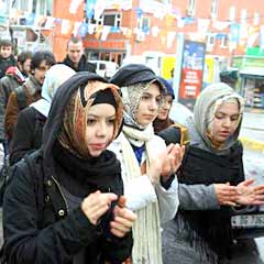 Şapkalı başörtülü öğrencilere destek verdiler