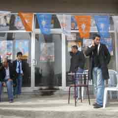 AK Parti binasına çirkin saldırı