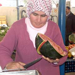 Karpuz dilimle satılıyor