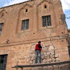 Mardin beton evlerden temizleniyor  