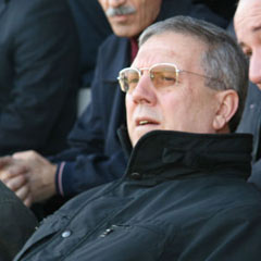 Fenerbahçe taraftarları, Aziz Yıldırım'ı istifaya çağırdı