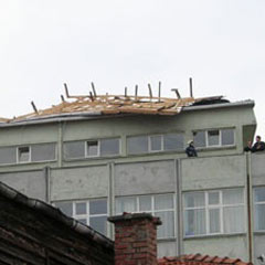 İstanbul'da 3 binanın çatısı uçtu