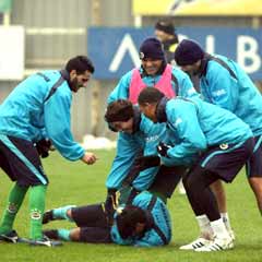 Fenerbahçe galibiyete kilitlendi