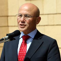Kıbrıs'a bir an önce çözüm gerekiyor
