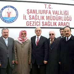 Doktor, tarladaki işçinin ayağına gidiyor