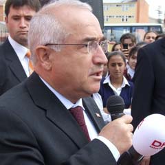 Bakan Çiçek'ten rakiplerine seçim tavsiyesi