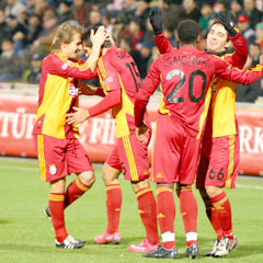 Aslan'dan, Horoz'a çift pençe