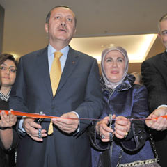 Erdoğan ve eşi, AK Parti kütüphanesini açtı