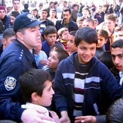 Polise taş atan çocuklar özür diledi