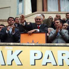 AK Partili adaylara miting gibi karşılama