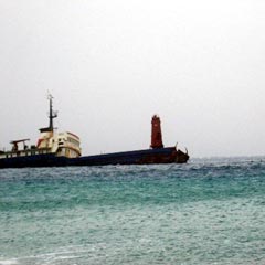 Türk gemisi kayalıklara çarptı