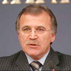 Şahin: Avrupa'daki vatandaşlarımızla ilgiliyiz