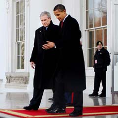 Obama, yemin ederek göreve başladı