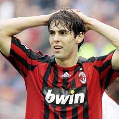Kaka Milan'da kalıyor