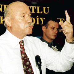 Meydanlara çıkan komünistleri bile arıyormuş!