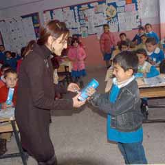 Başkale'de öğrencilere tasarruflu ampul dağıtıldı