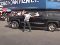 Clinton'un aracının önüne atlayıp protesto etti