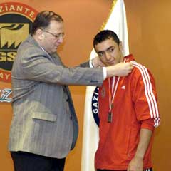 Koçer, milli boksör Erdal Kesen'i ödüllendirdi