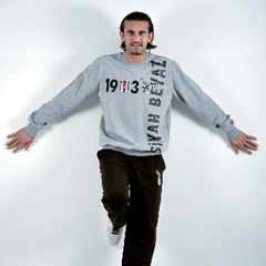 Rüştü, Kartal Yuvası ürünleriyle poz verdi