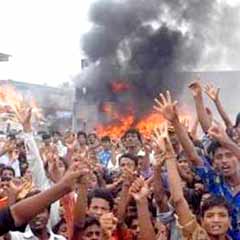 Bangladeş'te seçimler kanlı başladı: 18 yaralı