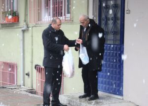 Bağcılar’da Kimsesiz Yaşlılara Süt Ve Ekmek Yardımı