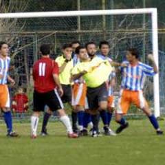 Hakem futbolcuların saldırısına uğradı