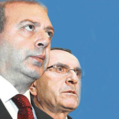 İkiniz de derhal istifa edin!