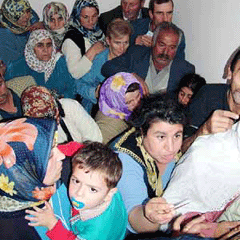 Çok çocuklu kadınlara 'Annelik Nişanı'