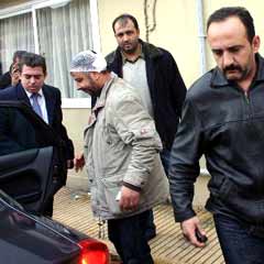 Suçüstü yakalanan hırsız iki polisi bıçakladı