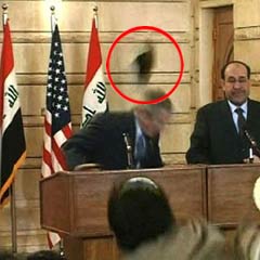 Bush’a ayakkabı fırlatmanın cezası ağır oldu (VİDEO)