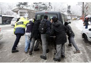 Yollarda Kalan Araçları Polis İtti