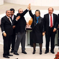 AK Parti ve CHP'li vekilin çak çak kutlaması!