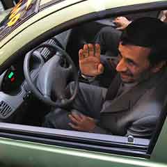 Ahmedinejad bu sefer şoför oldu (FOTO)
