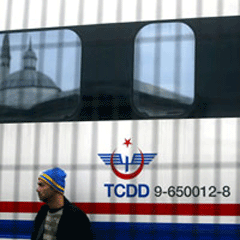Hızlı tren hemzemin geçitlere takıldı