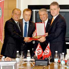 Futbola katkılarından dolayı Terim'e plaket verildi