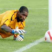 Ünlü kaleci İbrahim Dossey öldü