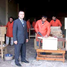 Cezaevini ekmek teknesi haline getirdiler