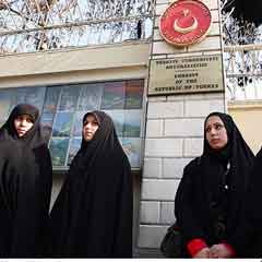 Türkiye'nin Tahran Büyükelçiliği önünde protesto şoku!