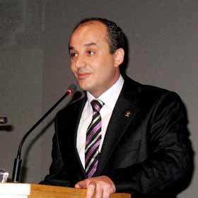 AKP adaylarına ses de yasak afiş de!