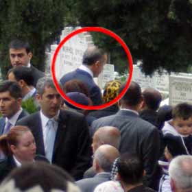 Başbakan, mezarları ziyaret etti