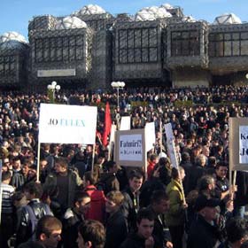 Kosova'da onbinlerce kişi BM'yi protesto etti