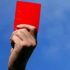 11 kırmızı kart çıkınca maç tatil edildi