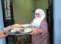 Kapı kapı dolaşarak 300 aileye iftar yemeği dağıtıyorlar
