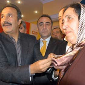 CHP'den tam gaz rozet şov!