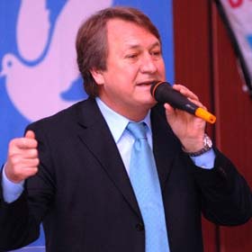 Sezer'in ayakları yerden kesildi
