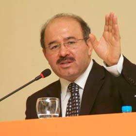 Bakan Çelik öğrenmenlere arka çıktı