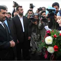 Ahmedinejad ceketini değiştirdi (FOTO)